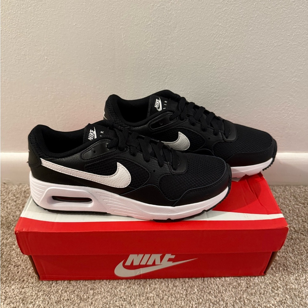 Nike Black and White Airmax Sneakers-6M/7.5W